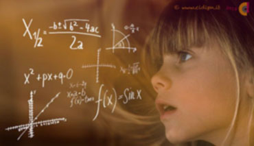 Una bambina guarda stupita alcune formule matematiche